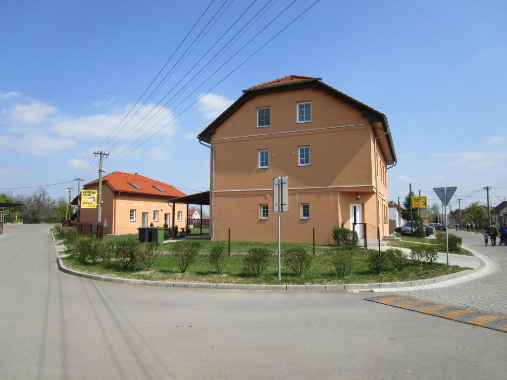 ein großes Haus am Straßenrand in der Unterkunft Penzion Semerád v Hevlíně in Hevlín