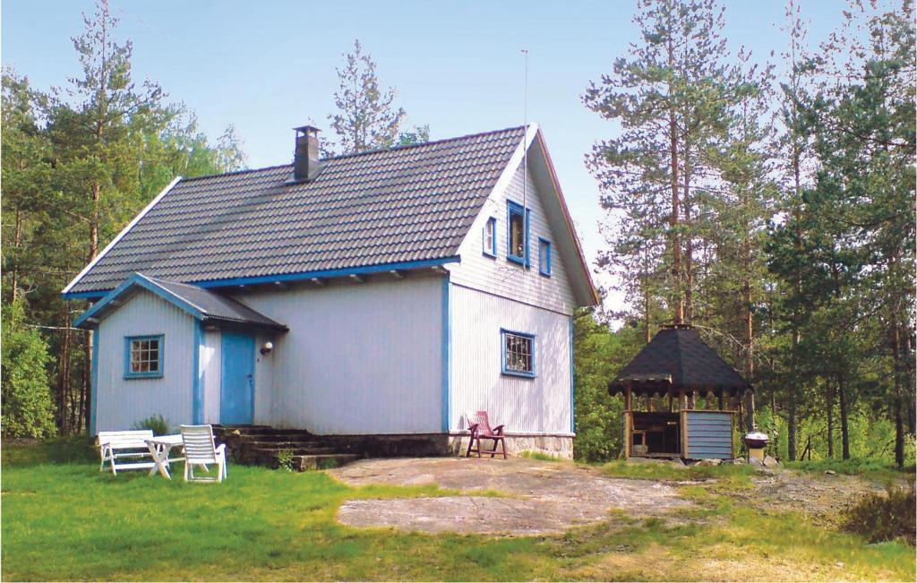 a white house with a gazebo in the yard at Holiday Home Vatnestrøm Oggevatn Ii in Oggevatn