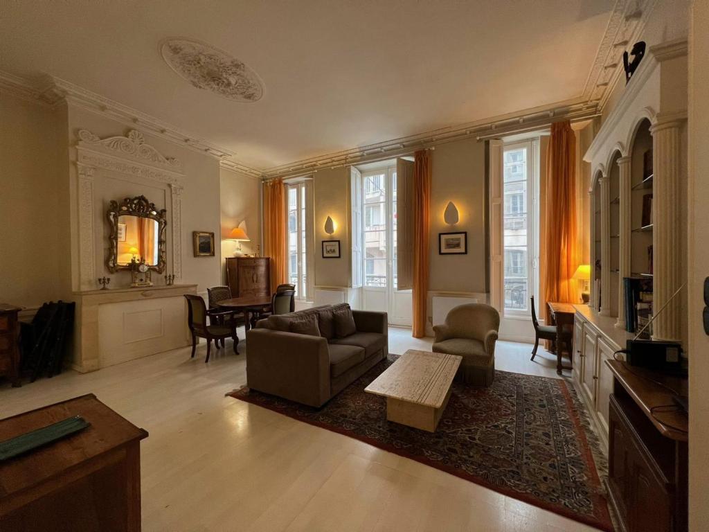 un salon avec un canapé et une table dans l'établissement Cocon Pey Berland, à Bordeaux