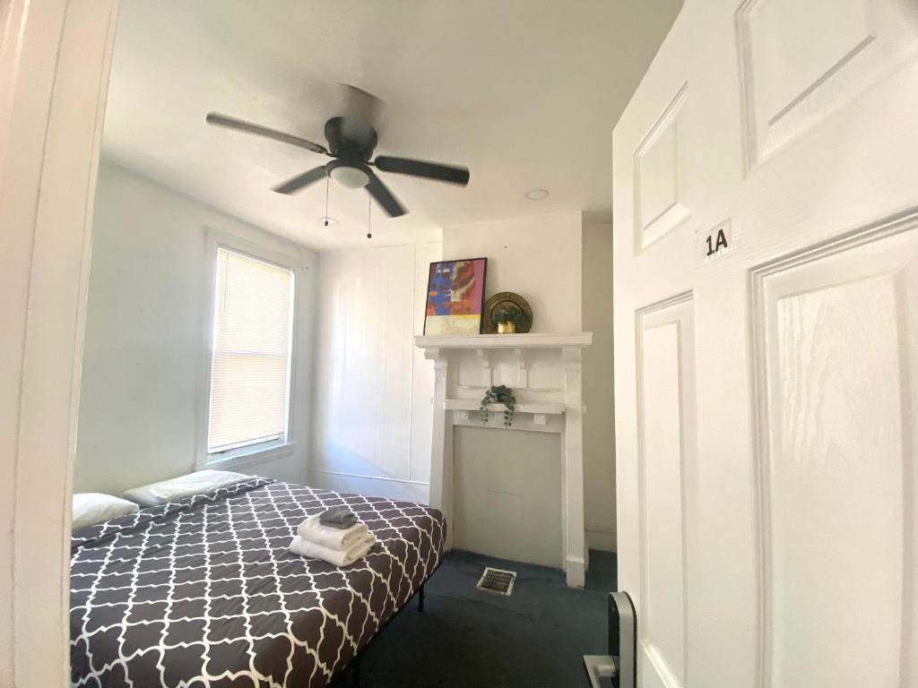 Oui on Ludlow - Entire House and Private Rooms in University City - Double Room With Private Bathroom