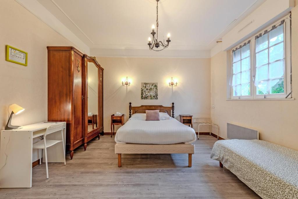 Postel nebo postele na pokoji v ubytování Logis Hotel De La Corniche