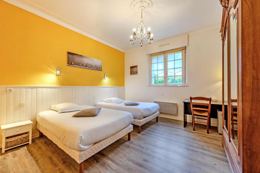 Postel nebo postele na pokoji v ubytování Logis Hotel De La Corniche