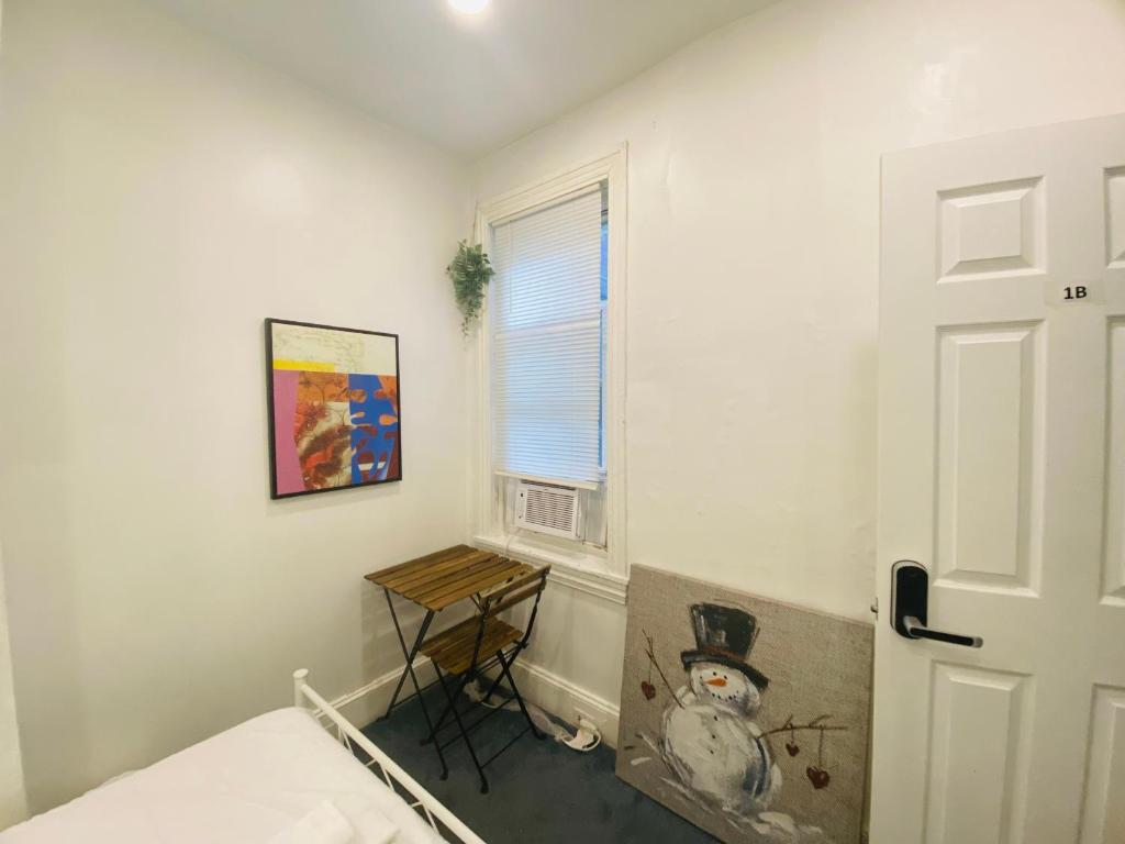Oui on Ludlow - Entire House and Private Rooms in University City - 