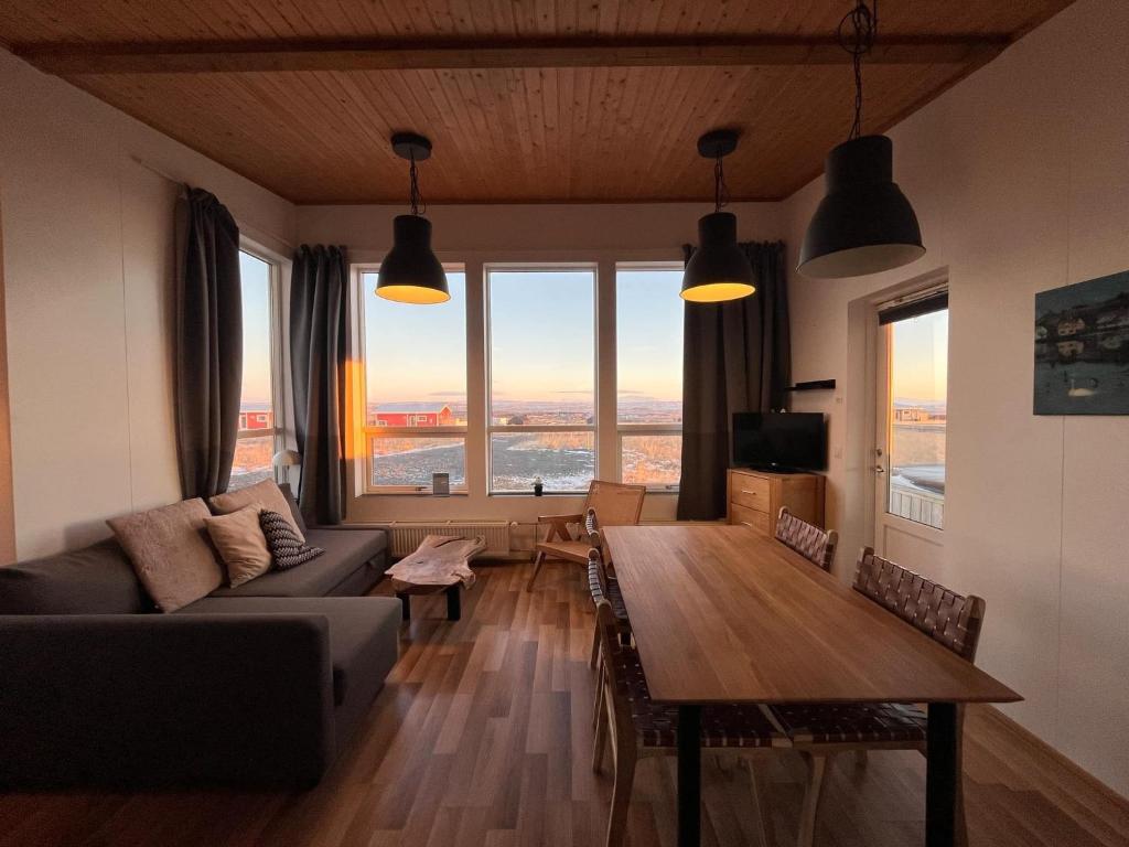 un soggiorno con un divano e un tavolo di Blue View Cabin 4A With private hot tub a Reykholt