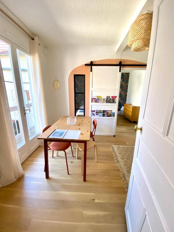 une salle à manger avec une table et une chaise dans l'établissement Dijon hypercentre *Le Berbisey*, à Dijon