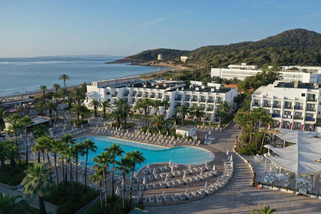 Una vista aérea de un complejo turístico con piscina. en Grand Palladium White Island Resort &amp; Spa - All Inclusive, en Playa d&#39;en Bossa
