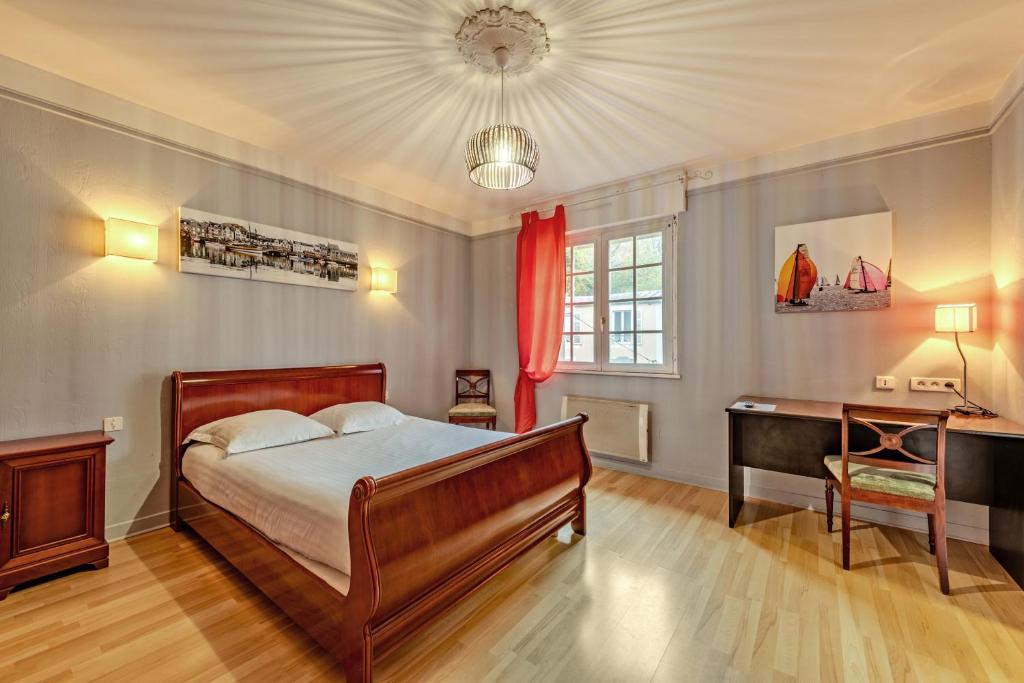 Postel nebo postele na pokoji v ubytování Logis Hotel De La Corniche