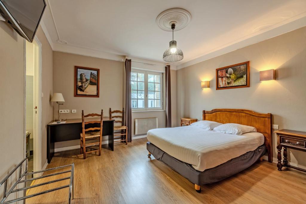 Postel nebo postele na pokoji v ubytování Logis Hotel De La Corniche