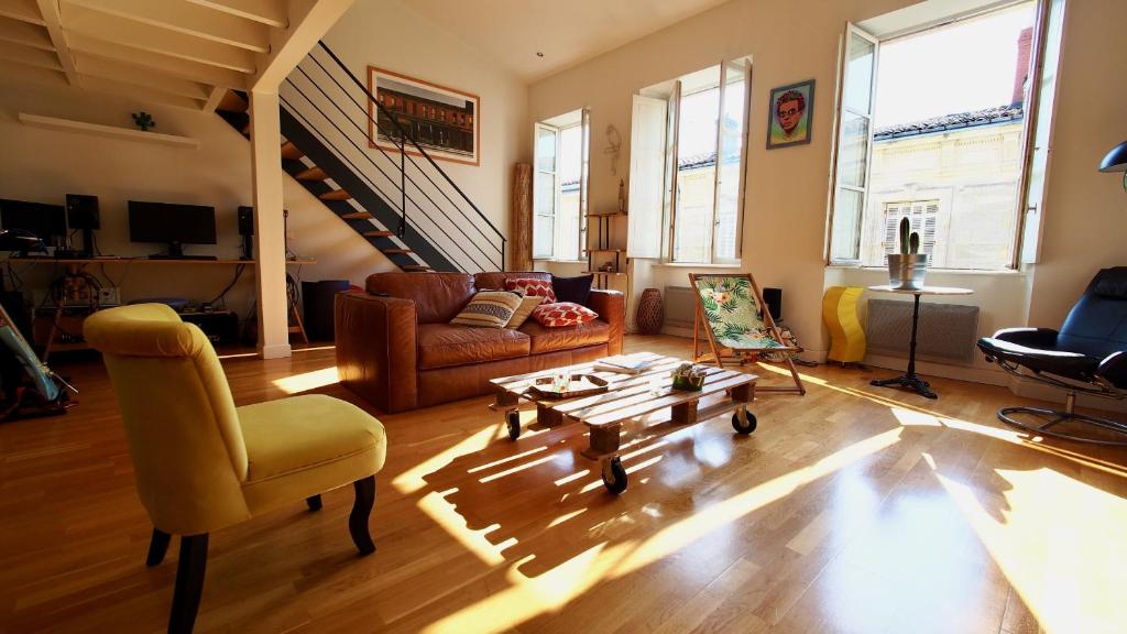 un salon avec un canapé et une table dans l'établissement Loft lumineux Goya, à Bordeaux