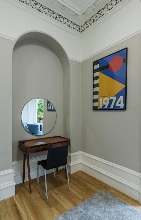 a dressing room with a desk and a mirror at 8QR Rooms in Aberdeen