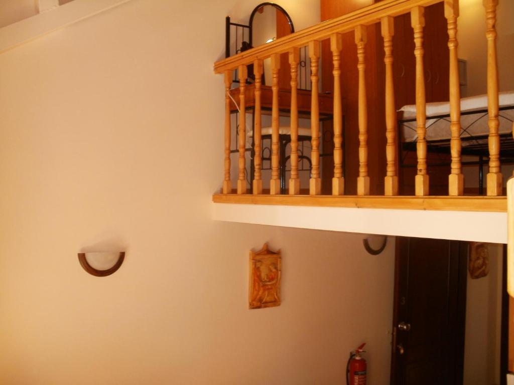 Palanda nebo palandy na pokoji v ubytování Irene Maisonettes