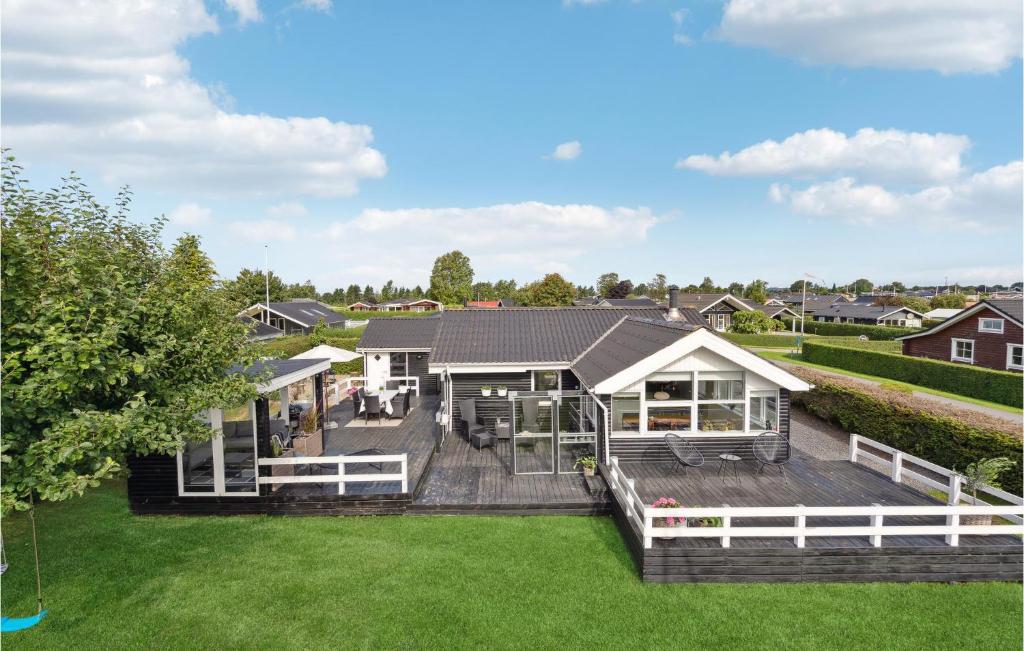 een huis met een groot terras in een tuin bij Bakkehuset in Hejls