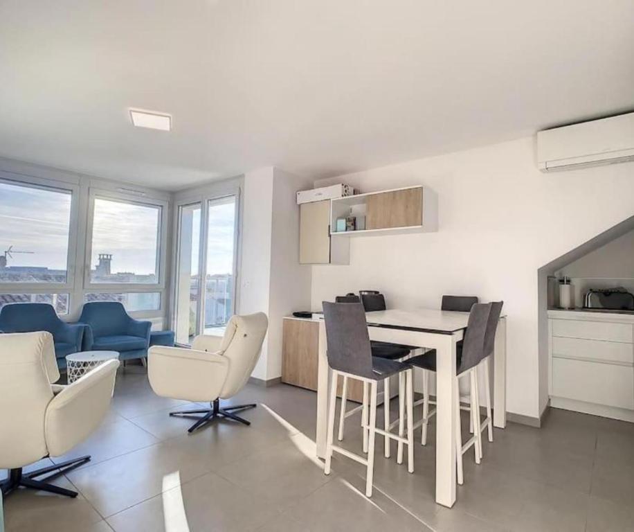 Kuchyň nebo kuchyňský kout v ubytování Appartement Rooftop 360 - JACUZZI - Parking - Clim - wifi