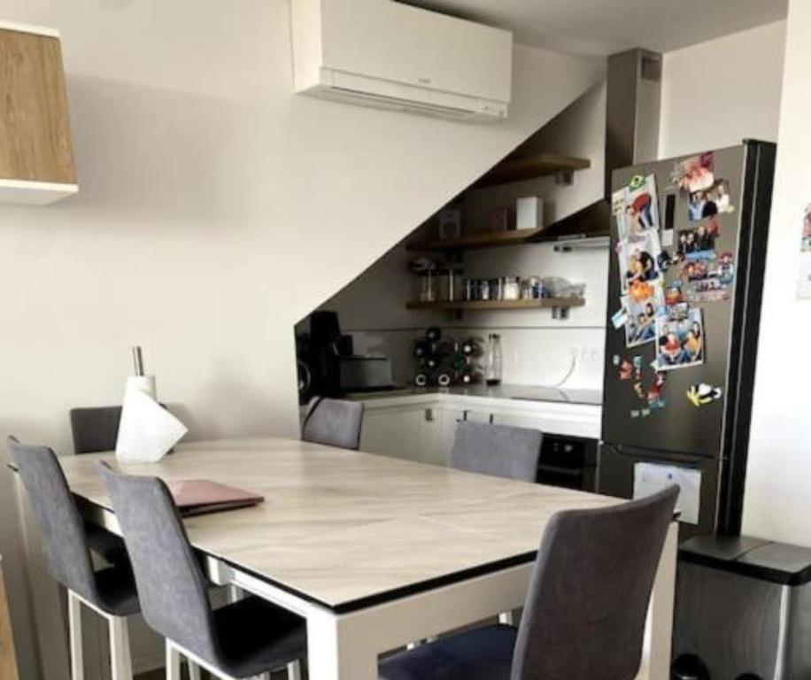 Kuchyň nebo kuchyňský kout v ubytování Appartement Rooftop 360 - JACUZZI - Parking - Clim - wifi