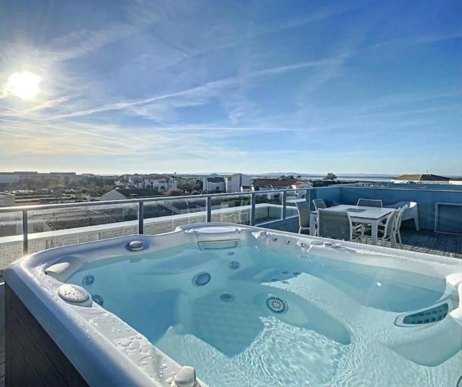 Bazén v ubytování Appartement Rooftop 360 - JACUZZI - Parking - Clim - wifi nebo v jeho okolí