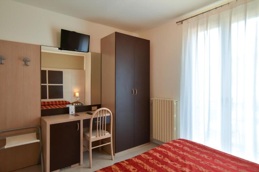 TV a/nebo společenská místnost v ubytování Hotel Eden Salò