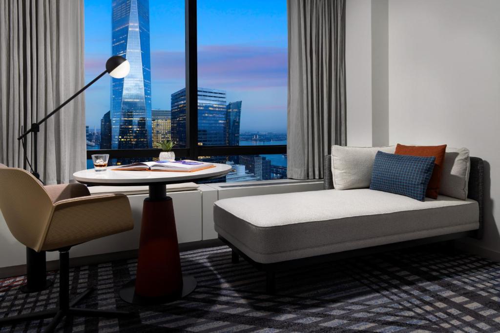 Uma área de estar em Millennium Downtown New York - Newly Renovated