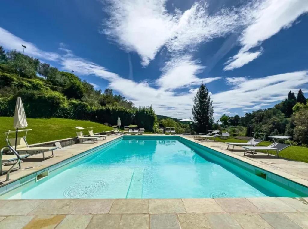Bazén v ubytování Charming apartment in Loro Ciuffenna, 110 m² with Shared Pool. nebo v jeho okolí