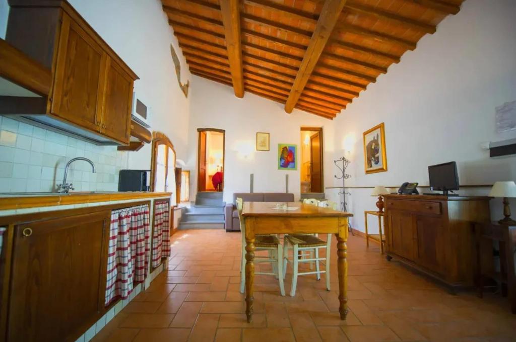 Kuchyň nebo kuchyňský kout v ubytování Charming apartment in Loro Ciuffenna, 110 m² with Shared Pool.