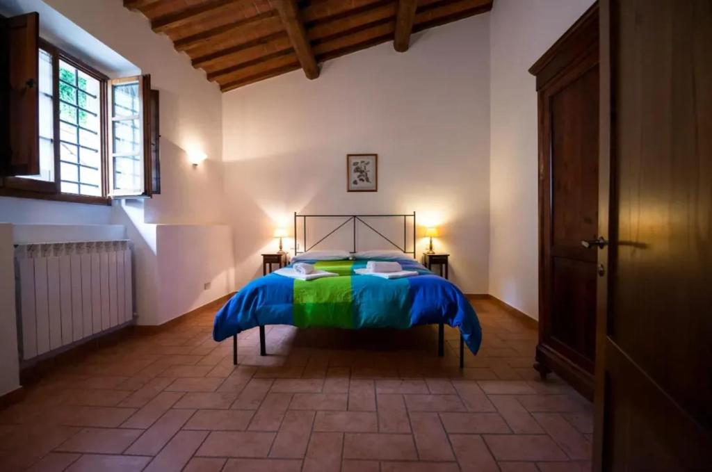Postel nebo postele na pokoji v ubytování Charming apartment in Loro Ciuffenna, 110 m² with Shared Pool.