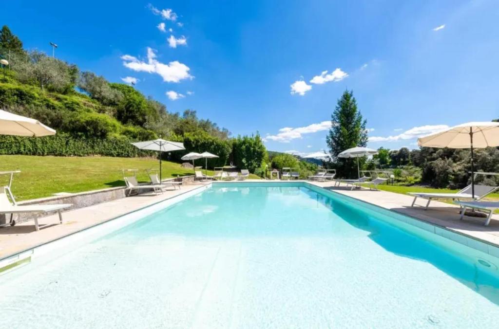 Bazén v ubytování Charming apartment in Loro Ciuffenna, 110 m² with Shared Pool. nebo v jeho okolí
