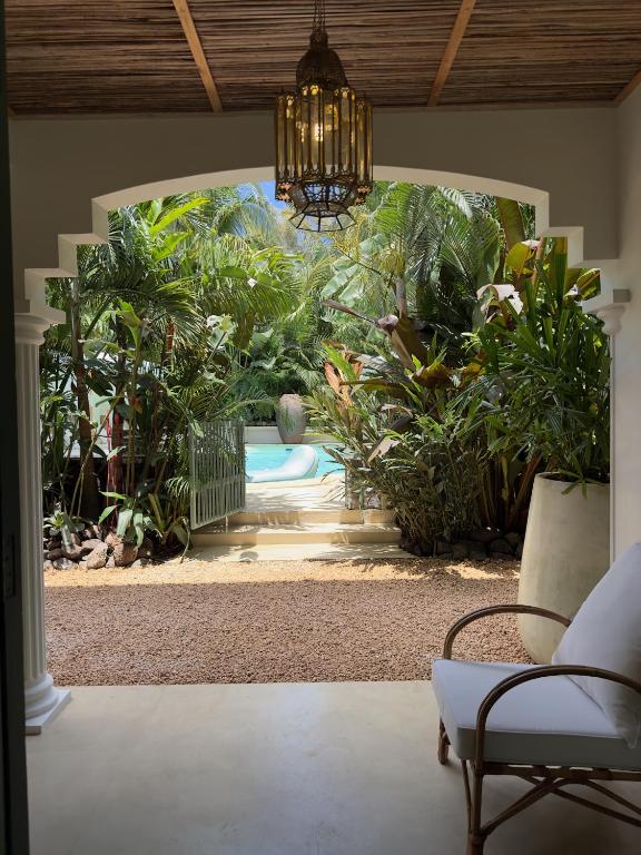 Bazén v ubytování Maison Tropical nebo v jeho okolí