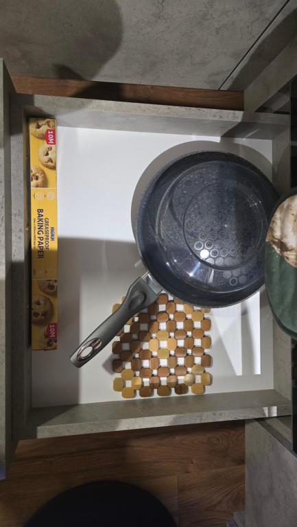 een bord en een bestek bovenop een plank bij Studio Todorka in Bansko