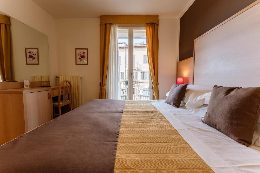Postel nebo postele na pokoji v ubytování Hotel Eden Salò