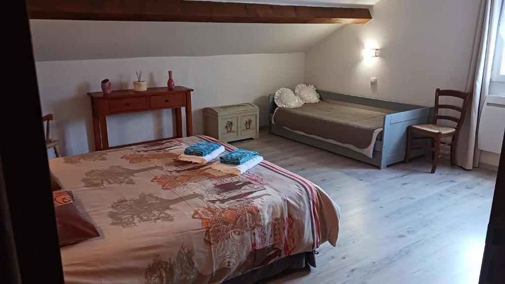 Postel nebo postele na pokoji v ubytování A LA JOIE DE VIVRE Chez l'habitant