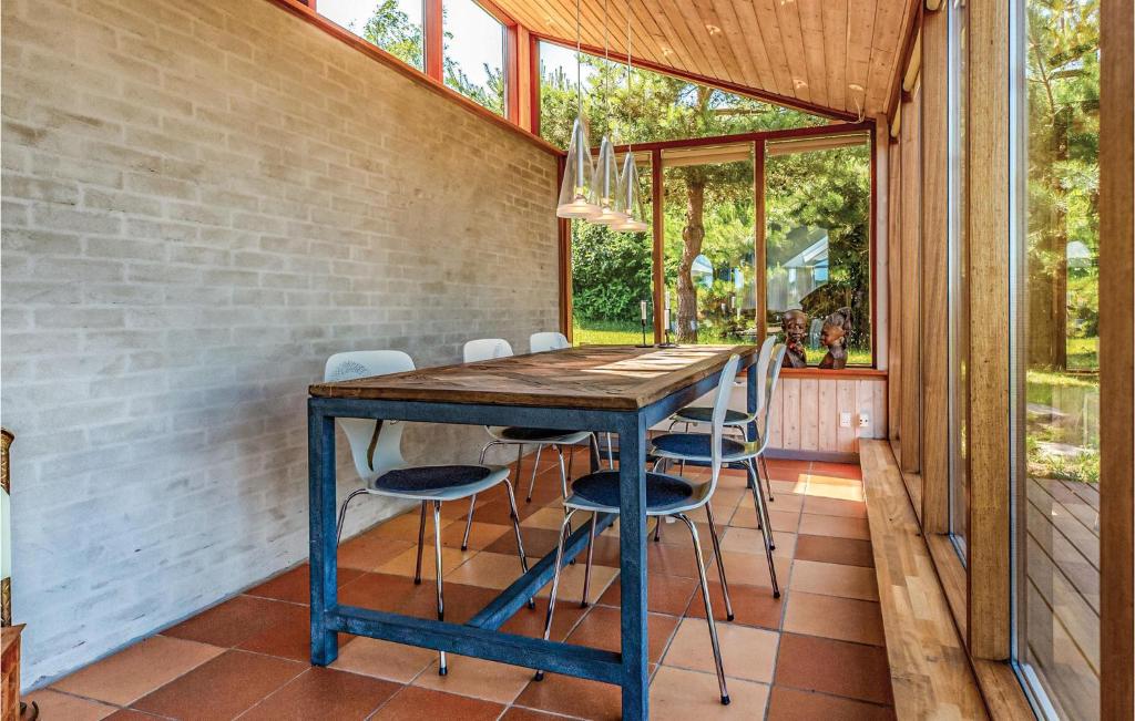 Balkón nebo terasa v ubytování Two-Bedroom Holiday Home In Farevejle