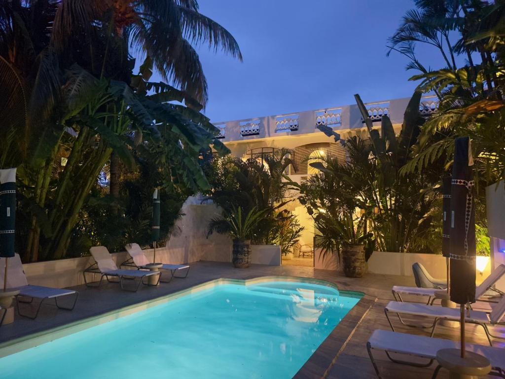 Bazén v ubytování Maison Tropical nebo v jeho okolí
