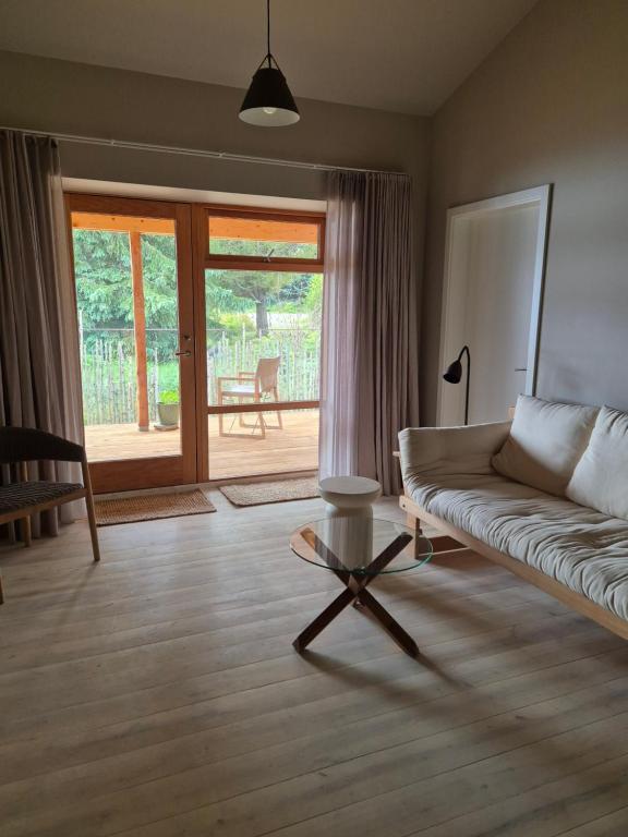 Uma área de estar em Móðir Jörð Organic Farm Guesthouse in Vallanes