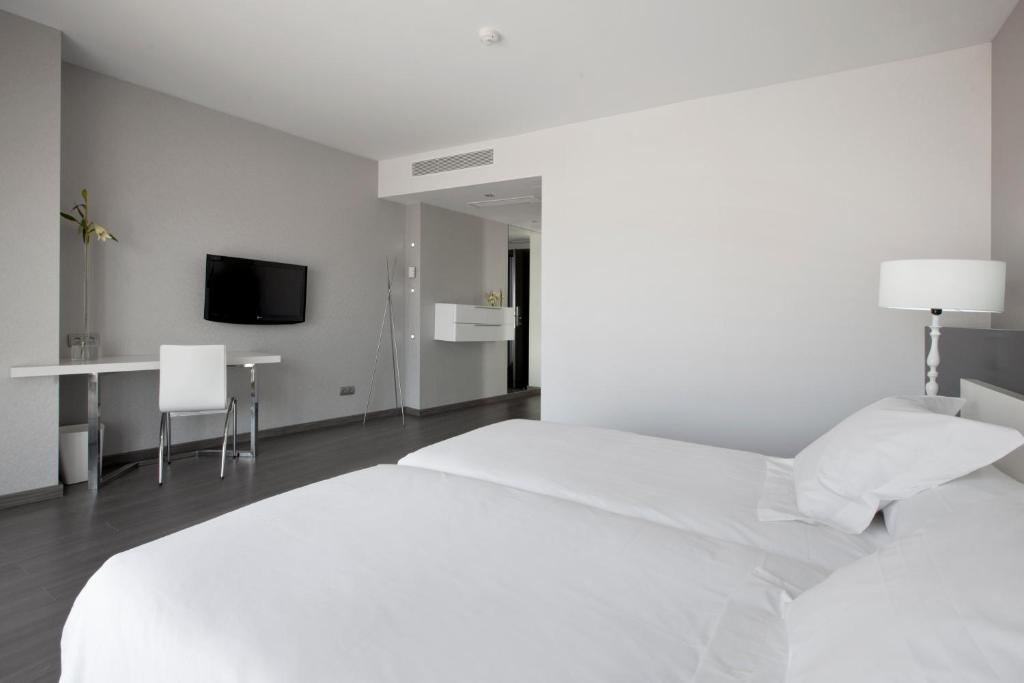 A bed or beds in a room at Hotel MasMonzon