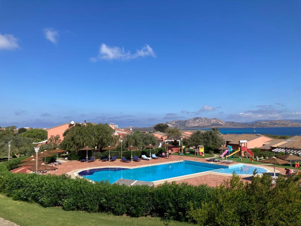 Bazén v ubytování Cala Rosa Club Hotel nebo v jeho okolí