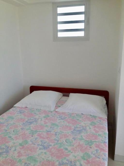 Postel nebo postele na pokoji v ubytování Pied-à-terre avec grand jardin, au Calme, 10min des plages, Parking gratuit