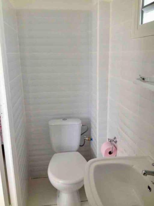 Koupelna v ubytování Pied-à-terre avec grand jardin, au Calme, 10min des plages, Parking gratuit