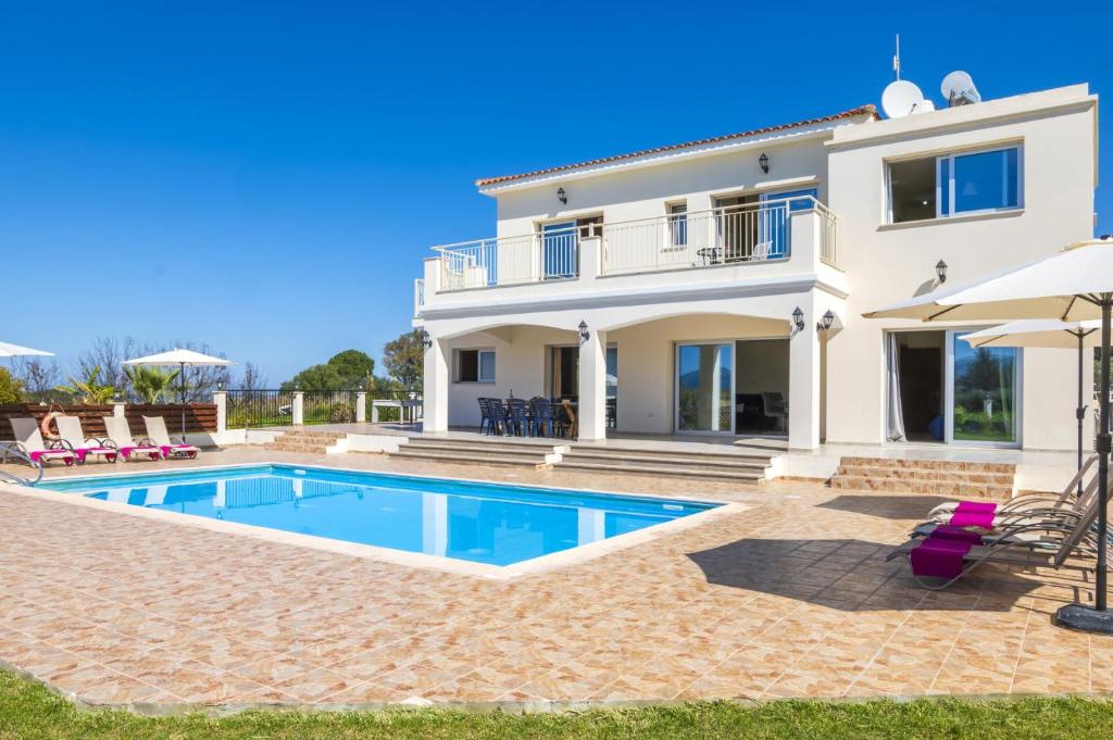 Πισίνα στο ή κοντά στο Villa Chrystalla by Villa Plus