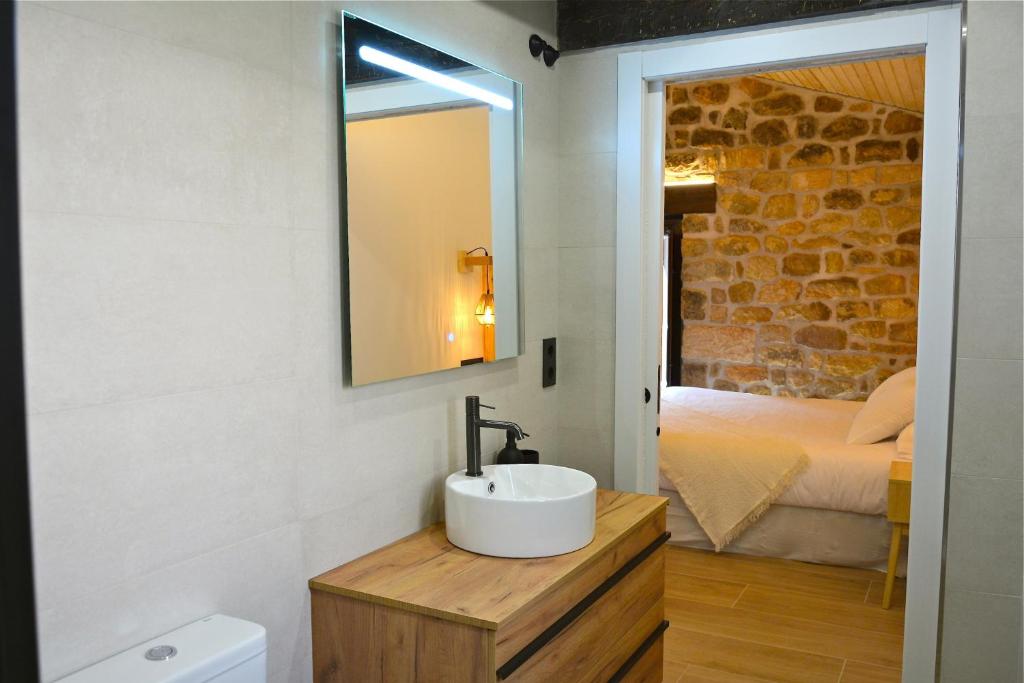 Cama o camas de una habitación en La casa de la abuela Gabina, Duruelo de la Sierra - 12 personas
