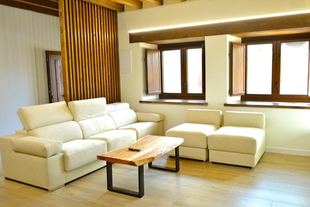 Una sala de estar con un sofá y una mesa de café. en La casa de la abuela Gabina, Duruelo de la Sierra - 12 personas, en Duruelo de la Sierra