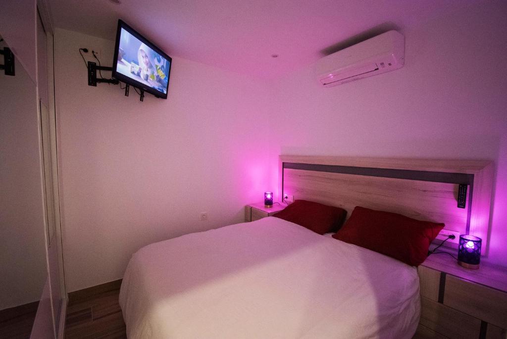 Ένα ή περισσότερα κρεβάτια σε δωμάτιο στο SnowGranada Los Valles Alodia House