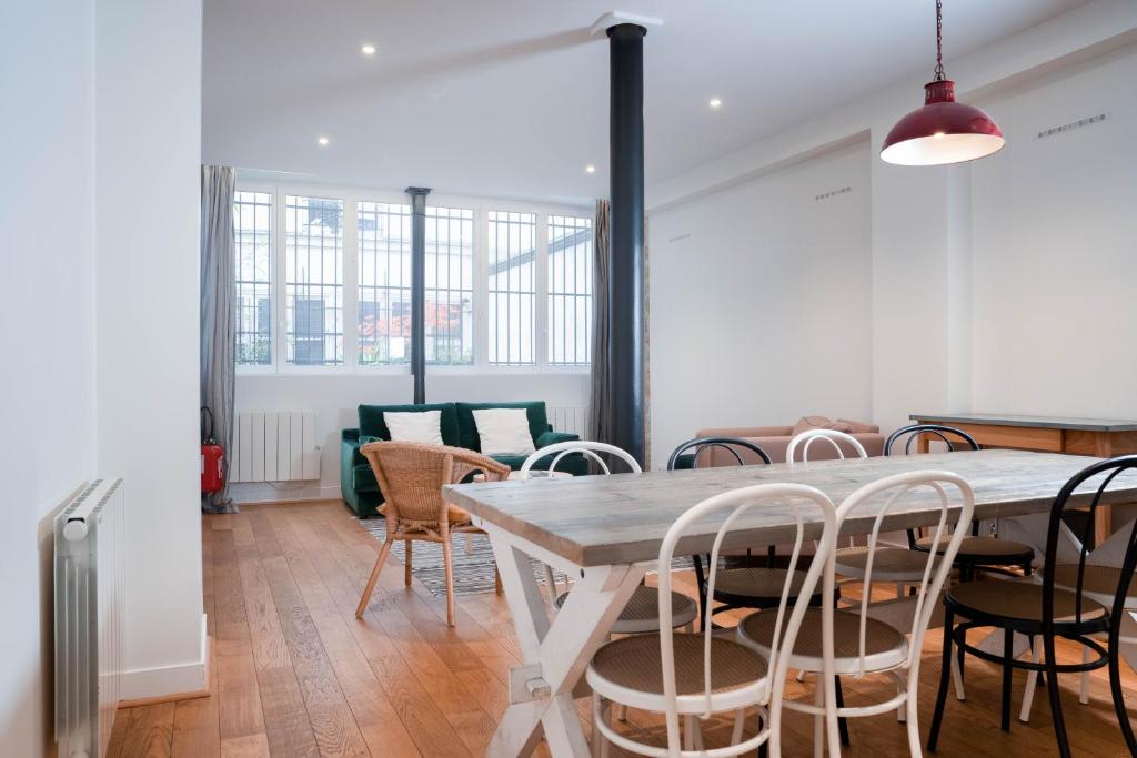 une salle à manger avec une table et des chaises dans l'établissement Loft Petion Dog friendly, à Paris