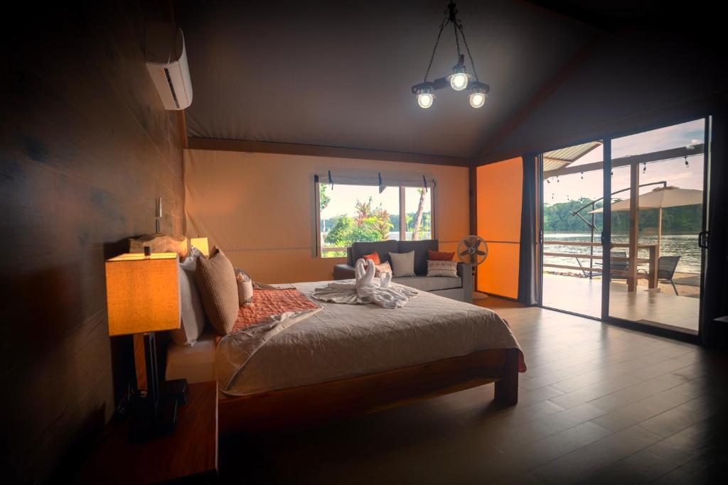 Postel nebo postele na pokoji v ubytování Valverde Glamping & Ecolodge