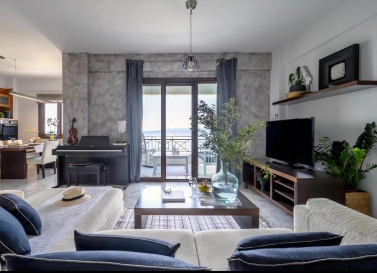 TV a/nebo společenská místnost v ubytování Zoe’s sea view