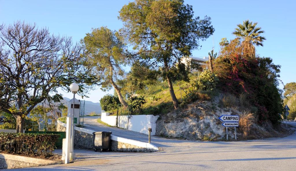 un letrero de la calle al costado de una carretera en Camping Tropical Almunecar, en Almuñécar