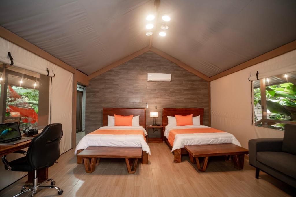 Postel nebo postele na pokoji v ubytování Valverde Glamping & Ecolodge
