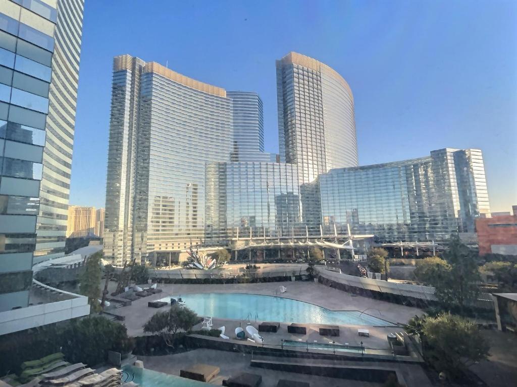 Bazén v ubytování Jet Luxury at The Vdara nebo v jeho okolí