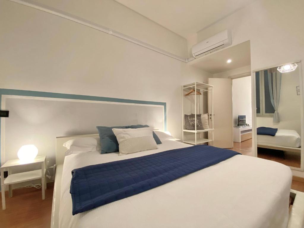 Posteľ alebo postele v izbe v ubytovaní Mazzini 12, Elegant Central Apartment with Free Private Garage 800 m, Air Conditioning, Wi-Fi, Just 100 m from the Public Beach