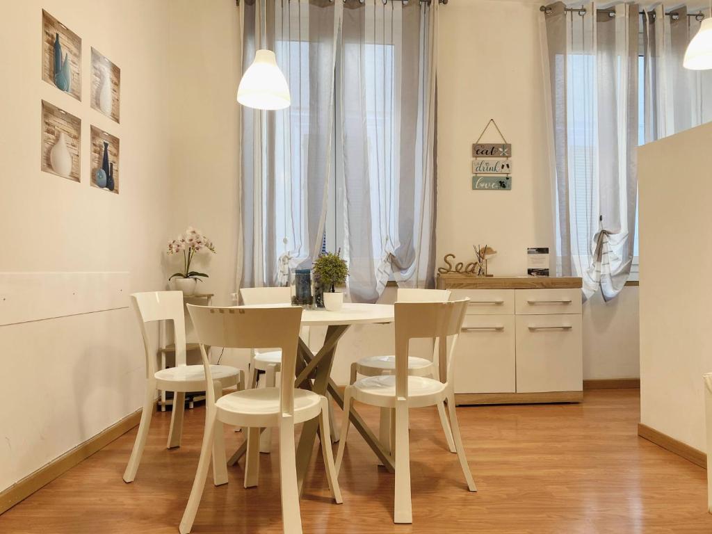 Kuchyňa alebo kuchynka v ubytovaní Mazzini 12, Elegant Central Apartment with Free Private Garage 800 m, Air Conditioning, Wi-Fi, Just 100 m from the Public Beach