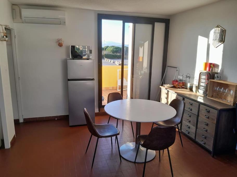 Η κουζίνα ή μικρή κουζίνα στο Appartement 3 ch proche Lydia