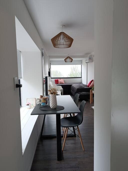 a living room with a table and a couch at Cabaña conteiner Aires de Mar in Huerta Grande